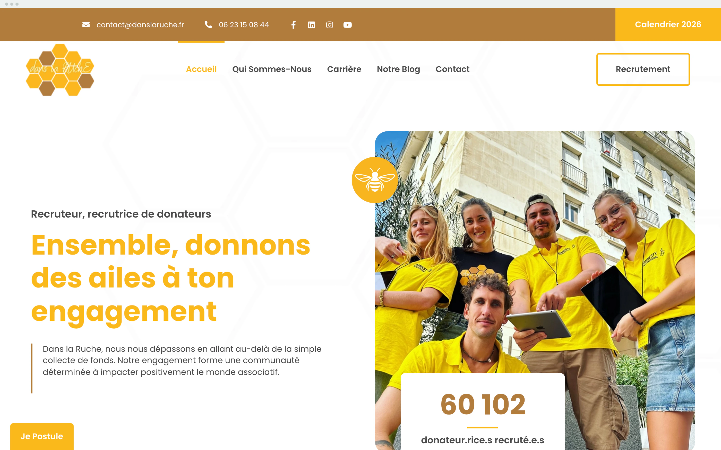 Dans La Ruche 6 Page d’accueil du site de recrutement de Dans La Ruche sur ordinateur : titre « Ensemble, donnons des ailes à ton engagement » et photo d’une équipe de recruteurs